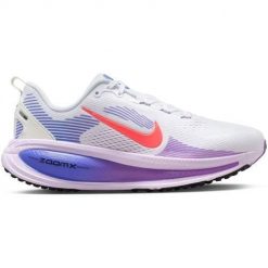 Buty do biegania damskie Nike Vomero 18. Białe obuwie sportowe damskie Nike, bez zapięcia, do biegania. Za 915.00 zł.