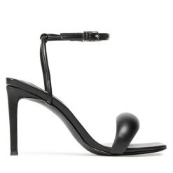 Sandały Steve Madden. Czarne sandały damskie Steve Madden, bez wzorów, bez obcasa, na szpilce, bez zapięcia. Za 329.99 zł.
