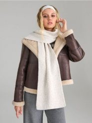 Szalik - kremowy. Białe szaliki damskie Sinsay, bez wzorów, z włókna. Za 39.99 zł.