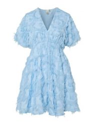YAS Sukienka koktajlowa Pazylla 26037234 Błękitny Loose Fit. Niebieskie sukienki damskie YAS, bez wzorów, z syntetyku, wizytowe, bez ramiączek. Za 349.99 zł.