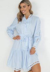 Jasnoniebieska Sukienka Midi ze Stójką Perłowymi Guzikami i Wiązanym Paskiem Fenya. Niebieskie sukienki damskie Born2be, w ażurowe wzory, bez ramiączek. Za 249.99 zł.