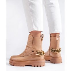Stylowe workery z łańcuchem beżowy. Brązowe botki damskie eleganckie, bez obcasa, bez zapięcia. Za 184.68 zł.