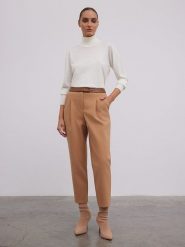 BGN Spodnie w kolorze jasnobrązowym rozmiar: 36. Brązowe spodnie materiałowe damskie BGN, bez wzorów, z materiału. Za 135.17 zł.