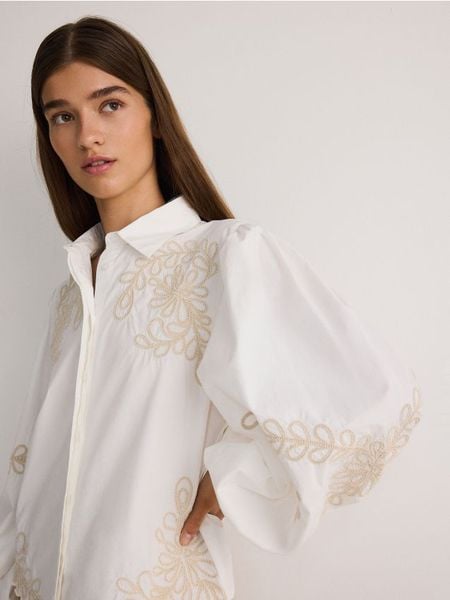 Koszula z haftem - biały. Białe koszule damskie Reserved, l, bez wzorów, z bawełny, bez kołnierzyka, bez ramiączek. W wyprzedaży za 119.99 zł.