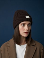 Prążkowana czapka beanie - brązowy. Brązowe czapki damskie Sinsay, bez wzorów, prążkowane. Za 15.99 zł.