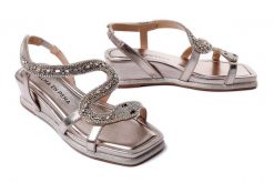 ALMA EN PENA V240736 diva bronze, sandały damskie. Żółte sandały damskie Alma En Pena, bez wzorów, bez obcasa, na koturnie, bez zapięcia. Za 377.94 zł.