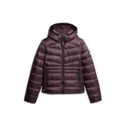 Damska ocieplana kurtka puchowa Superdry Fuji Quilt. Czerwone kurtki damskie Superdry, bez wzorów, z puchu, bez kaptura. W wyprzedaży za 410.75 zł.