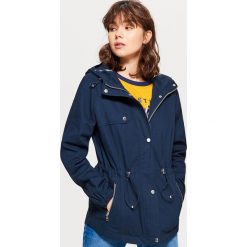 Lekka parka z kapturem - Granatowy. Niebieskie parki damskie Cropp. W wyprzedaży za 49.99 zł.