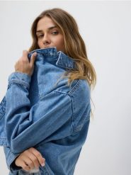 Jeansowa koszula z kieszeniami - niebieski. Niebieskie koszule damskie Reserved, l, bez wzorów, z denimu, bez kołnierzyka, bez ramiączek. Za 129.99 zł.