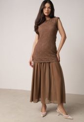 Brązowa Sukienka Ażurowa z Usztywnioną Linią Ramion i Przezroczystym Dołem Semiriel. Brązowe sukienki damskie Born2be, w ażurowe wzory, z zamszu, eleganckie, bez ramiączek. Za 119.99 zł.