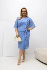 Sukienka Estelle w błękitnym kolorze - zwiewna szyfonowa kreacja PLUS SIZE XXL OVERSIZE WIOSNA. Niebieskie sukienki damskie Moda Size Plus Iwanek, bez wzorów, z elastanu, eleganckie, bez ramiączek. Za 379.90 zł.