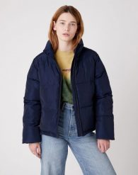 WRANGLER SHORT PUFFER DAMSKA KURTKA ZIMOWA NAVY W4Q3YJ114 112129194. Niebieskie kurtki damskie Wrangler, na zimę, s, bez wzorów, bez kaptura. Za 269.99 zł.