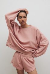 Bluza damska z przeszyciami w kolorze COTTONE ROSE - NORD-UNI. Czerwone bluzy damskie Marsala, m, bez wzorów, z bawełny, bez kaptura. Za 319.90 zł.