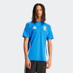 Koszulka piłkarska drużyny Włoch ADIDAS domowa. Niebieskie koszulki sportowe damskie Adidas, m, bez wzorów, bez ramiączek, do piłki nożnej. Za 489.99 zł.