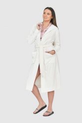 JUICY COUTURE Welurowy szlafrok w logo z kapturem. Białe szlafroki damskie Juicy Couture, bez wzorów, z weluru, z kapturem. W wyprzedaży za 399.99 zł.