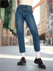 Jeansy mom fit - granatowy. Niebieskie jeansy damskie Sinsay. W wyprzedaży za 29.99 zł.