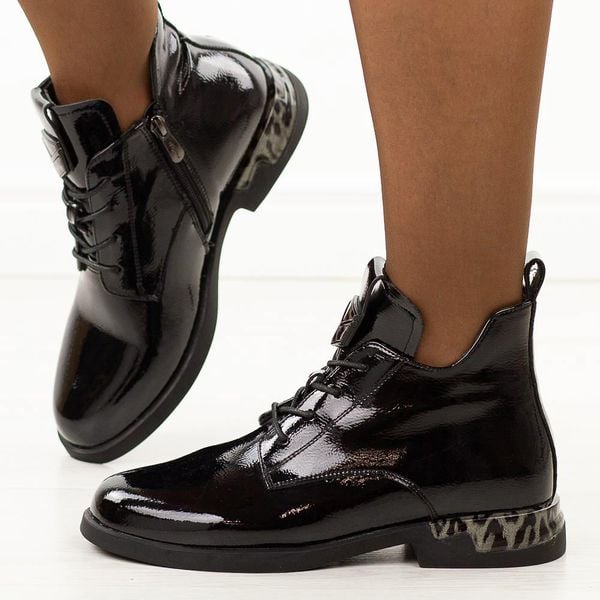 Czarne lakierowane botki damskie Filippo Dbt7229/25. Czarne botki damskie Filippo, na jesień, z jeansu, eleganckie, z okrągłym noskiem, bez obcasa, na płaskiej podeszwie, bez zapięcia. W wyprzedaży za 248.54 zł.