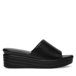 Klapki Lasocki. Czarne klapki damskie Lasocki, bez wzorów, bez obcasa, bez zapięcia. Za 69.99 zł.
