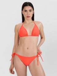 4F Góra od bikini damska - czerwona M. Czerwone bikini 4F, bez wzorów, z elastanu. W wyprzedaży za 39.99 zł.