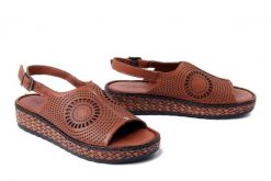 KOCH 030.127.0440.S all new tan, sandały damskie. Brązowe sandały damskie KOCH, w ażurowe wzory, z gumy, bez obcasa, bez zapięcia. Za 239.90 zł.