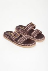 Klapki damskie skórzane z cyrkoniami CESARE CASADEI. Klapki damskie CESARE CASADEI, bez wzorów, bez obcasa, bez zapięcia. Za 1,999.00 zł.