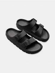 Klapki profilowane z pianki - czarny. Czarne klapki damskie Sinsay, bez wzorów, bez obcasa, bez zapięcia. Za 39.99 zł.