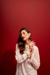 Biała koszula z ażurowymi rękawami. Białe koszule damskie MOODO, m, w ażurowe wzory, z poliesteru, bez kołnierzyka, bez ramiączek. W wyprzedaży za 97.99 zł.