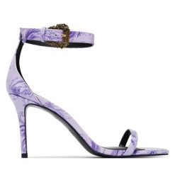 Sandały Versace Jeans Couture. Fioletowe sandały damskie Versace Jeans Couture, bez wzorów, z jeansu, bez obcasa, na szpilce, bez zapięcia. Za 989.99 zł.