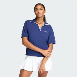 Koszulka polo Seasonal Essentials Colorpop with Embroidered Graphic. Białe koszulki damskie Adidas, bez wzorów, bez kołnierzyka, bez ramiączek. Za 149.00 zł.