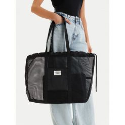 Torebka Guess Jeans. Czarne shopper bag Guess Jeans, z jeansu, bez dodatków. Za 159.99 zł.