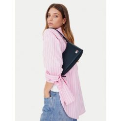 Torebka Tommy Jeans. Niebieskie torebki klasyczne damskie Tommy Jeans, z jeansu, bez dodatków. Za 236.99 zł.