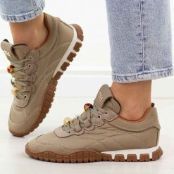 C.Beżowe Vizon półbuty damskie T.Sokolski 962. Brązowe półbuty damskie Sokolski, na jesień, z aplikacjami, z jeansu, z okrągłym noskiem, bez obcasa, na płaskiej podeszwie, bez zapięcia. Za 299.00 zł.