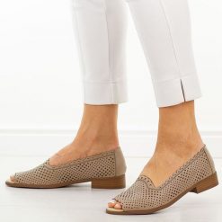 Beżowe ażurowe półbuty damskie Jezzi 25113-9. Białe półbuty damskie Jezzi, na lato, w ażurowe wzory, ze skóry, z otwartym noskiem, bez obcasa, na płaskiej podeszwie, bez zapięcia. Za 219.00 zł.