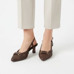 Czółenka damskie Tamaris, szpiczasty nosek odkryta pięta regulowany pasek stabilny obcas pleciona faktura ozdobny detal elegancki charakter, brązowe,. Brązowe czółenka damskie Tamaris, bez wzorów, ze szpiczastym noskiem, bez obcasa, na obcasie. Za 319.00 zł.