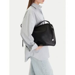 Torebka MEXX. Czarne torebki klasyczne damskie Mexx, bez dodatków. Za 199.99 zł.
