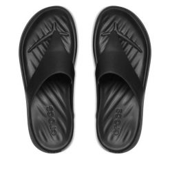 Japonki Crocs. Czarne klapki damskie Crocs, bez wzorów, bez obcasa, bez zapięcia. Za 179.99 zł.