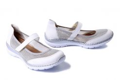 RIEKER L32B6-80 white, półbuty damskie. Białe półbuty damskie Rieker, na lato, bez wzorów, bez obcasa, bez zapięcia. Za 223.93 zł.