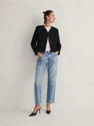 Jednorzędowy żakiet - czarny. Czarne marynarki i żakiety damskie Reserved, l, bez wzorów, z dzianiny. W wyprzedaży za 59.99 zł.