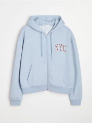 Rozpinana bluza hoodie z kieszeniami i napisem NYC - błękitny. Niebieskie bluzy damskie Sinsay, l, bez wzorów, bez kaptura. Za 49.99 zł.