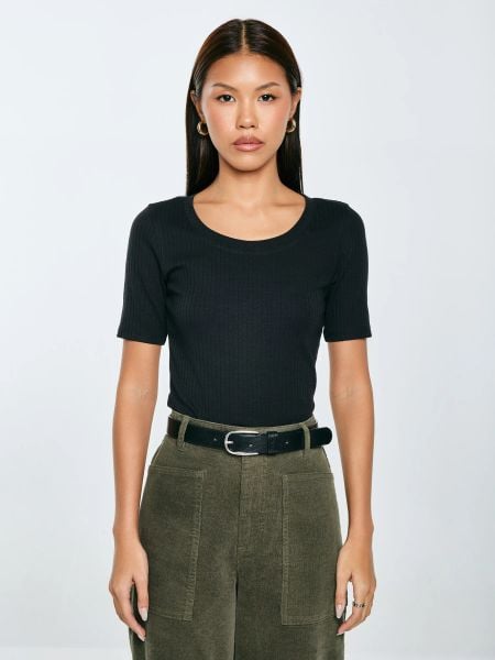 Koszulka damska w prążek czarna Asterca 906. Czarne koszulki damskie Big Star, l, bez wzorów, z dzianiny, bez kołnierzyka, bez ramiączek. Za 89.99 zł.