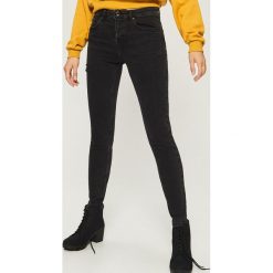 Jeansy slim fit high waist - Czarny. Czarne jeansy damskie Sinsay. W wyprzedaży za 59.99 zł.