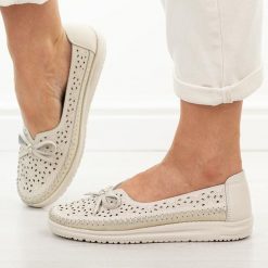 Beżowe ażurowe skórzane półbuty damskie Vinceza 95390. Brązowe półbuty damskie VINCEZA, na lato, w ażurowe wzory, z jeansu, z okrągłym noskiem, bez obcasa, na płaskiej podeszwie, bez zapięcia. Za 199.00 zł.