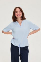 Wiskozowa koszula z wiązaniem błękitna. Niebieskie koszule damskie MOODO, bez wzorów, z wiskozy, bez kołnierzyka, bez ramiączek. Za 79.99 zł.
