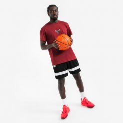 Koszulka do koszykówki unisex Tarmak NBA Chicago Bulls TS 900. Czerwone koszulki damskie TARMAK, s, bez wzorów, z bawełny, bez kołnierzyka, bez ramiączek. W wyprzedaży za 59.99 zł.