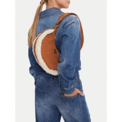 Torebka Guess. Brązowe torebki klasyczne damskie Guess, bez dodatków. Za 339.99 zł.