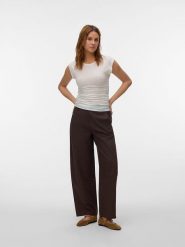 Vero Moda Koszulka w kolorze białym rozmiar: S. Białe bluzki damskie Vero Moda, s, bez wzorów, bez kołnierzyka, bez ramiączek. Za 60.45 zł.