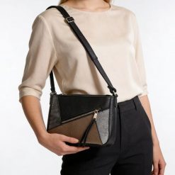 Czarna Torebka Damska Ilf Klasyczna Listonoszka. Czarne listonoszki damskie ILF, z aplikacjami, ze skóry ekologicznej, bez dodatków. Za 79.99 zł.