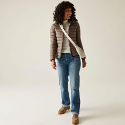 Marizion Damska kurtka turystyczna z przegrodami z kapturem. Brązowe kurtki damskie Regatta, na zimę, bez wzorów, z puchu, z kapturem. W wyprzedaży za 233.50 zł.