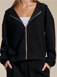 Rozpinana bluza z kapturem soft touch - czarny. Czarne bluzy damskie Sinsay, l, bez wzorów, z dzianiny, z kapturem. W wyprzedaży za 39.99 zł.