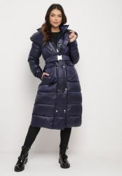 Granatowa Pikowana Kurtka z Grubym Kołnierzem Kapturem i Elastycznym Paskiem ze Sprzączką Vaishaela. Niebieskie kurtki damskie Born2be, m, bez wzorów, z jeansu. Za 164.99 zł.
